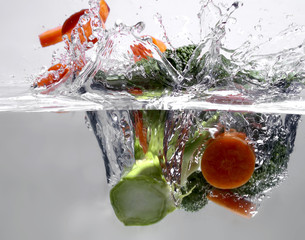 Fototapeta na wymiar owoce w wodzie