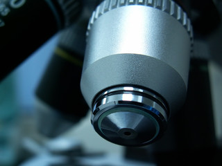 Fototapeta na wymiar Obiektyw mikroskop laboratoryjny