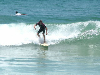 surfeur sur la fin de sa vague