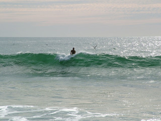 surfeur pres la vague