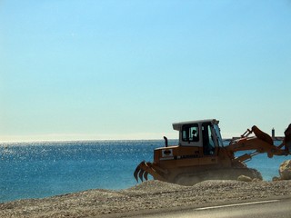 engin de chantier sur une plage