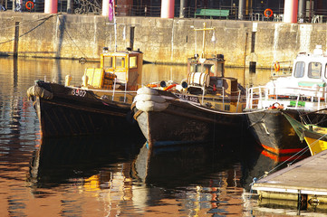 Fototapeta na wymiar mersey boats 01