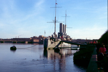 Fototapeta na wymiar battleship aurora petersburg russia