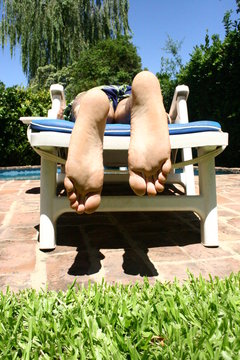 tomando sol