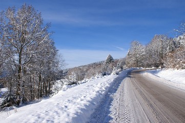 Obraz premium route vosgienne sous la neige