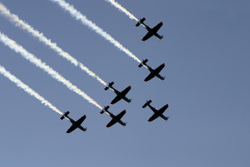 Fototapeta na wymiar zsynchronizowany zespół lot-latające w formacjach
