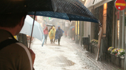 Fototapeta na wymiar osób z parasolami w deszczu