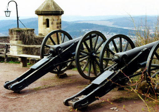 alte kanonen auf burghof