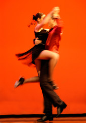 Fototapeta na wymiar klasycznych tancerzy na czerwonym tle