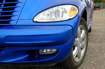 Fototapeta na wymiar niebieski samochód