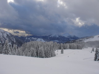 ciel d'orage sur la montagne