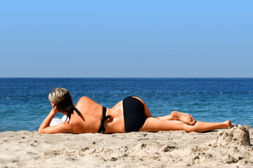 Fototapeta na wymiar czytanie kobieta na plaży