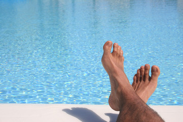 pies y piscina