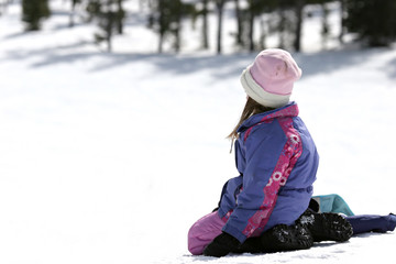 Fototapeta na wymiar Dziewczyna w śniegu
