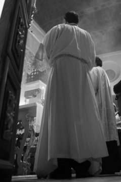 monaguillo en misa cat&oacute;lica en exaltaci&oacute;n de la fe