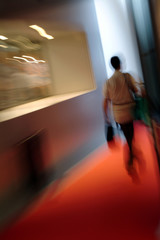 Fototapeta na wymiar kobieta idzie indoor - ruch