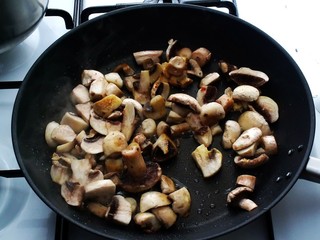 frying pan and champignon
