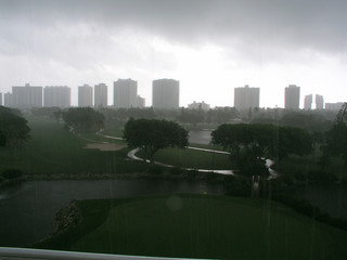 unwetter über golfplatz in miami florida