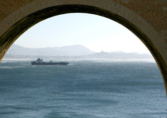 arche de pont au bord de mer