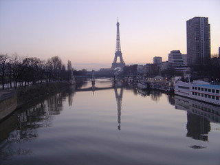 Fototapeta na wymiar Seine i Wieża Eiffla