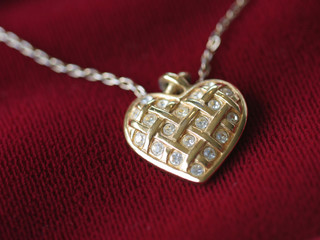 Fototapeta na wymiar heart necklace on red