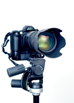 professional dslr camera with telephoto zoom lens