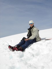 Fototapeta na wymiar homme assis dans la neige