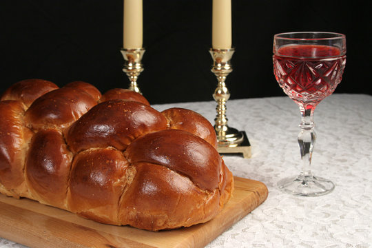 Hot plate for the Sabbath. Pot with traditional food and challah-special  bread in Jewish cuisine. Traditional food Jewish Shabbat Stock Photo - Alamy