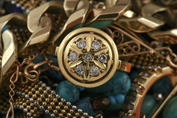 Fototapeta na wymiar biżuteria złota pierścień 007 z brylantem biżuteria tle