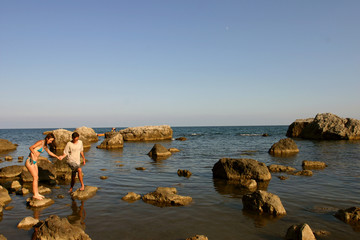 couple marchant sur les pierres