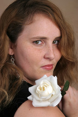 Obraz na płótnie Canvas red hair & white rose