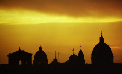 Fototapeta na wymiar silhouette von rom im sonnenuntergang