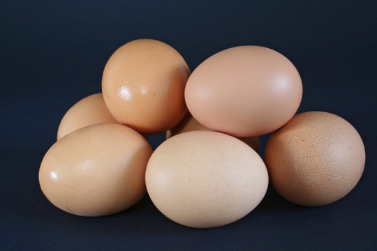 hühner eierhaufen zu ostern