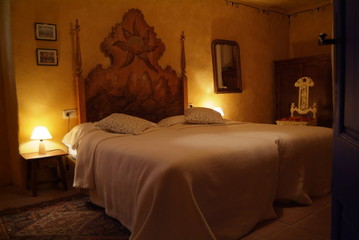 lit décoré dans chambre d'hôtel