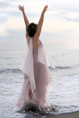 Fototapeta na wymiar kobieta w różowej sukience na plaży