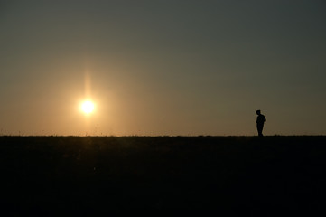 Obraz na płótnie Canvas porozmawiać z wychodzącego słońca