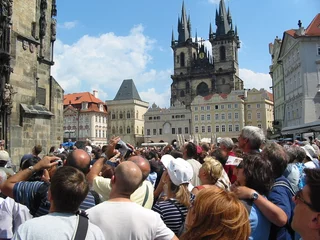 Fensteraufkleber Touristenmenge in Prag © scalesy