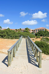 Fototapeta na wymiar drewniany chodnik na plaży w Hiszpanii