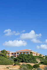 Fototapeta na wymiar Luksusowy hotel na plaży w Hiszpanii