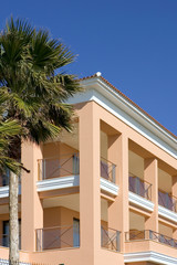 Fototapeta na wymiar Czyste linie luksusowy hotel na hiszpańskiej plaży