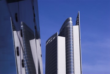skyscraper and reflexion - 562666