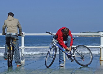 niños en bicicleta en el paseo marítimo