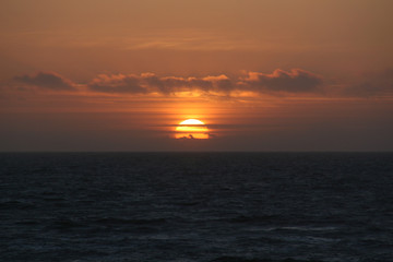 Fototapeta premium sonnenuntergang mit wolkenstreifen