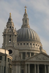 Fototapeta na wymiar dome of st paul's cathedral in london