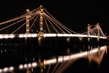Fototapeta na wymiar Albert Bridge w nocy