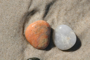 auffällig gefärbte steine am strand