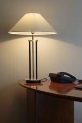 schreibtisch mit lampe und telefon