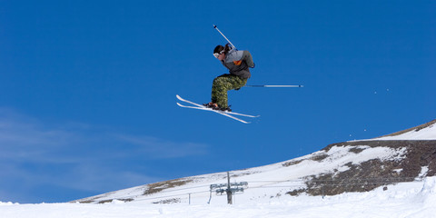 Fototapeta na wymiar Człowiek na nartach na stokach ośrodka narciarskiego w Hiszpanii