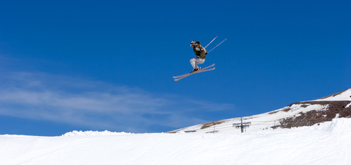 Naklejka na ściany i meble Człowiek na nartach na stokach ośrodka narciarskiego w Hiszpanii