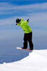 Fototapeta na wymiar snowboarding człowiek na stokach ośrodka narciarskiego w Hiszpanii